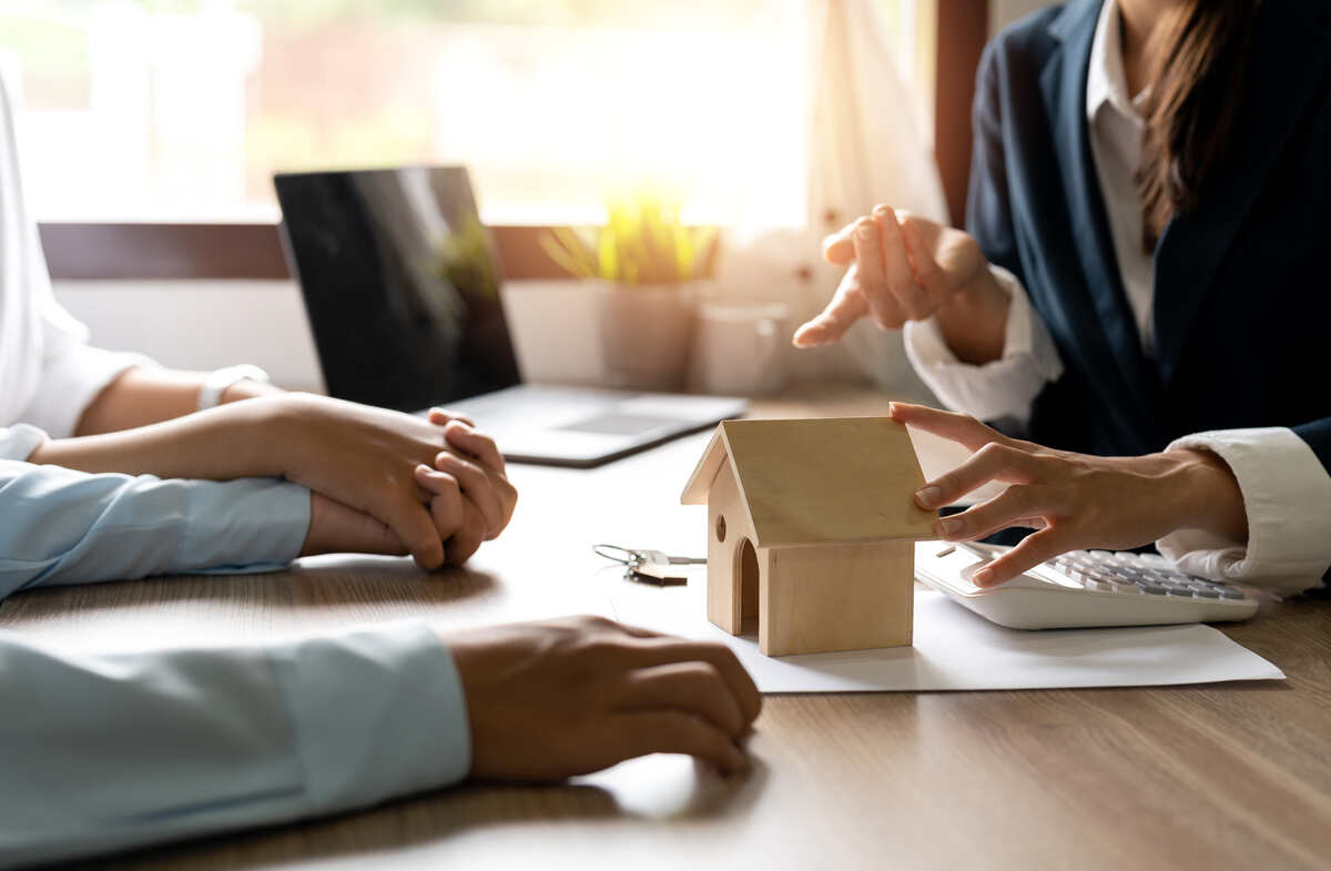 couple is negotiating with a real estate agent about adjustable-rate mortgages